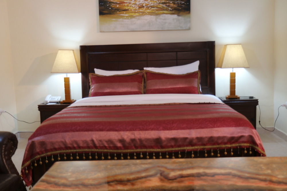 Palm Spring Resort Monrovia Extérieur photo
