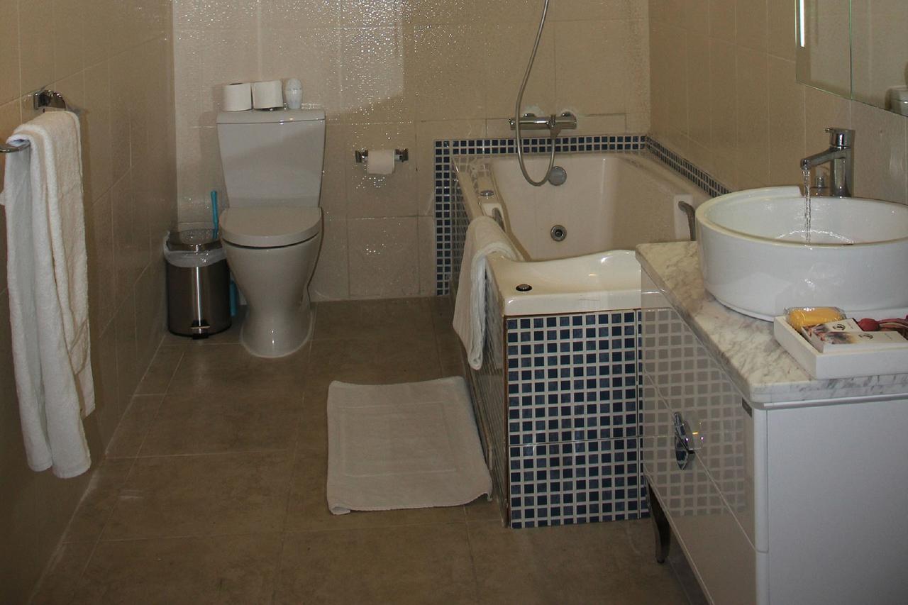 Palm Spring Resort Monrovia Extérieur photo
