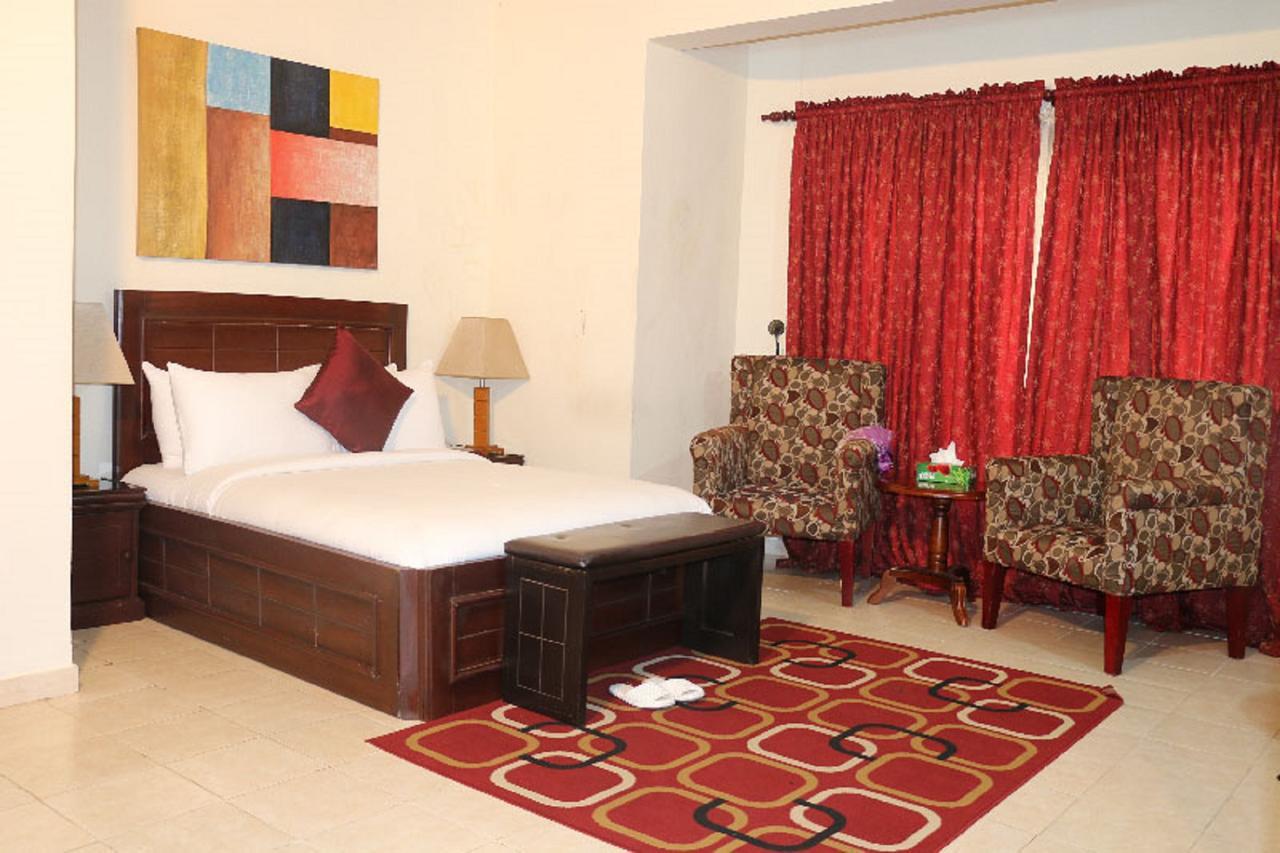Palm Spring Resort Monrovia Extérieur photo