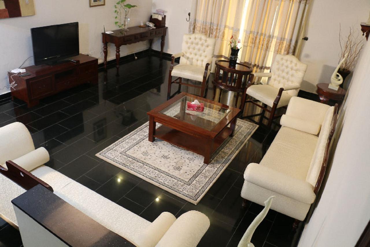 Palm Spring Resort Monrovia Extérieur photo